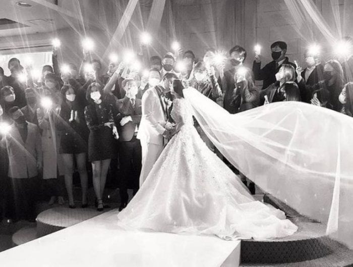 Бывшая участница Jewelry Чо Мина и ее муж провели свадебную церемонию