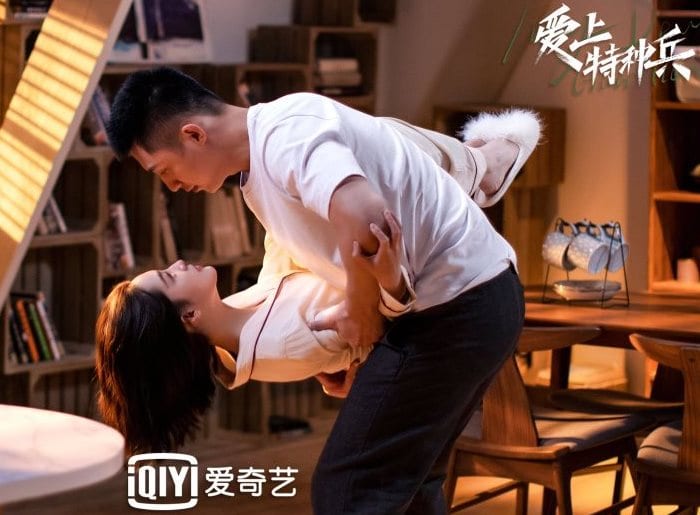 Нетизены шутят, что Ли Цинь стала "человеком-тренажером" для Хуан Цзин Юя на съемках дорамы "Мой дорогой защитник"