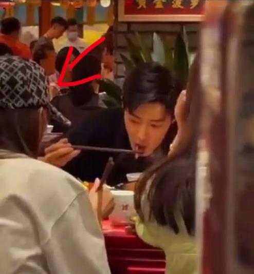 Команда Сяо Чжаня опровергает слухи о свидании актера с Ли Цинь после того, как ее заметили за ужином с ним