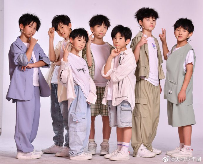 Китайские нетизены обеспокоены дебютом айдол-группы, средний возраст участников которой составляет 8 лет