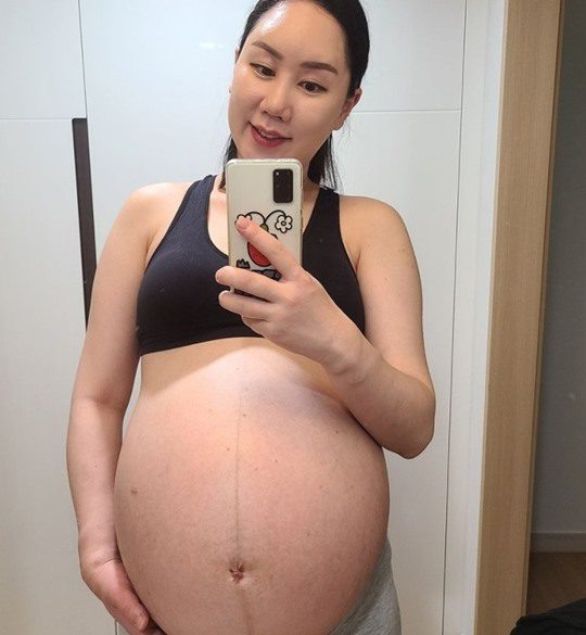 Юмористка Хван Шин Ён беременна тройней + фото живота