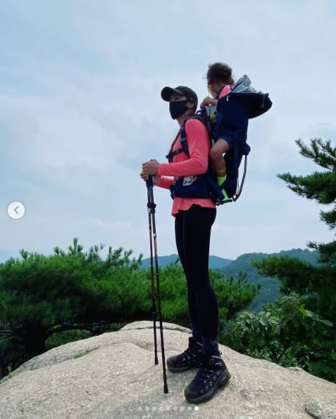 Ли Си Ён поднялась в гору с 3-летним сыном на спине