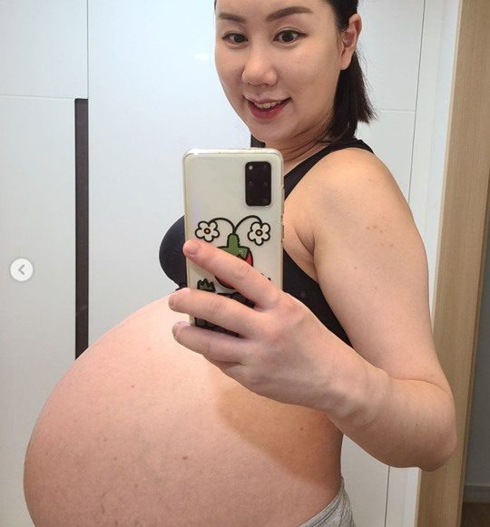 Юмористка Хван Шин Ён беременна тройней + фото живота