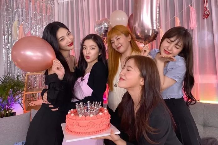 Red Velvet провели специальную трансляцию в честь седьмой годовщины дебюта