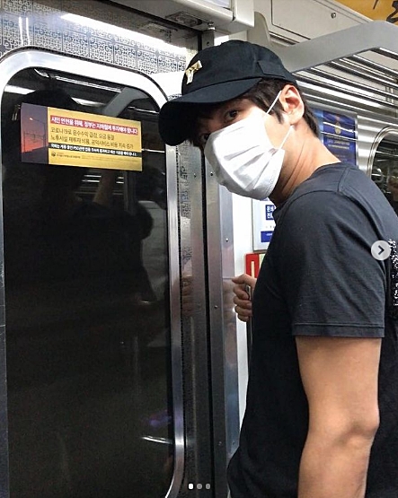Чан Гын Сок опубликовал в Instagram свои фото, сделанные в общественном транспорте