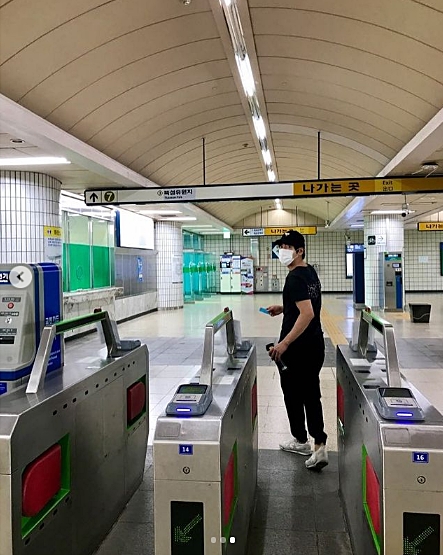 Чан Гын Сок опубликовал в Instagram свои фото, сделанные в общественном транспорте