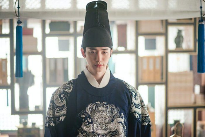 Чуно (2PM) в роли короля на первых кадрах новой исторической дорамы «Красный манжет рукава»