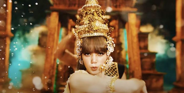 Лиса из BLACKPINK специально попросила включить ее тайское наследие в клипе "LALISA"