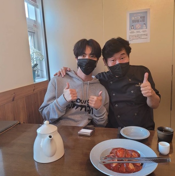 Шеф-повар Ли Ён Бок опубликовал фото с Джином из BTS и тепло отозвался об айдоле