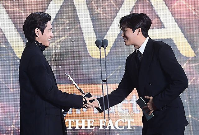 Пак Хён Шик и Ви (BTS) показали свою милую дружбу на The Fact Music Awards