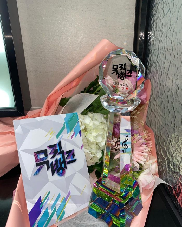 Субин (TXT) и Арин (Oh My Girl) поблагодарили поклонников после своей последней трансляции в качестве ведущих Music Bank