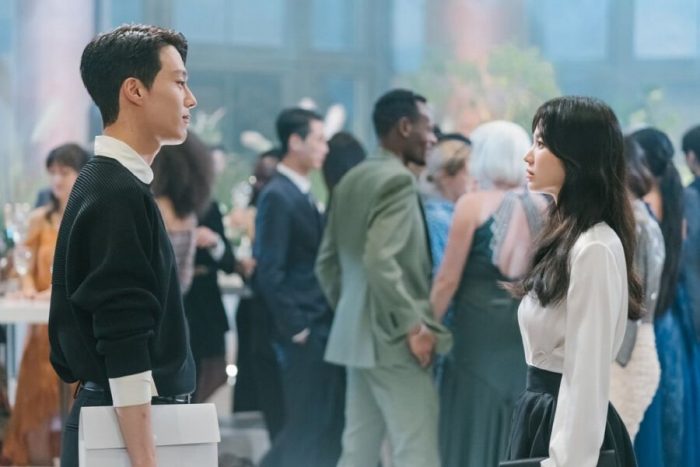Чан Ки Ён и Сон Хе Гё встречаются взглядом на первых стиллах новой романтической дорамы