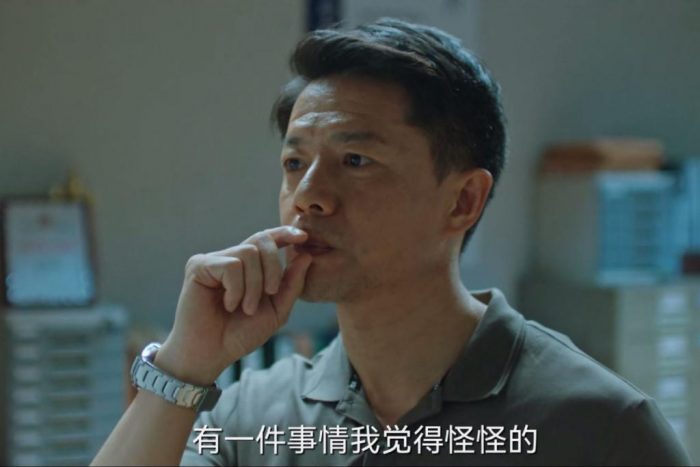 В китайском сериале отредактировали сцены с курением, и это выглядит очень странно