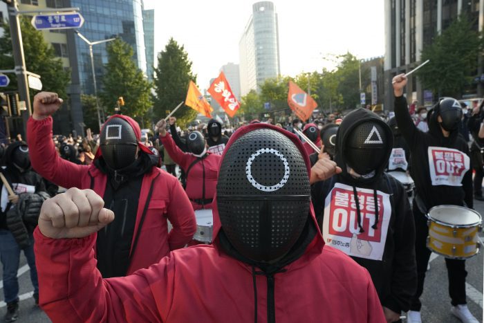 Тысячи южнокорейских рабочих в костюмах из сериала "Игра в кальмара" провели митинг за свои права