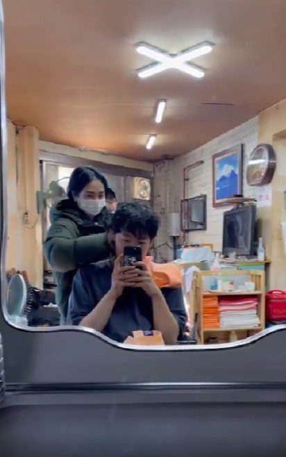Бывшая участница AOA Мина на свидании со своим парнем в парикмахерской