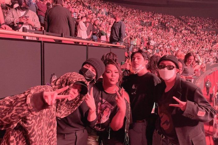 BTS и Lizzo сфотографировались на концерте Гарри Стайлса в Лос-Анджелесе