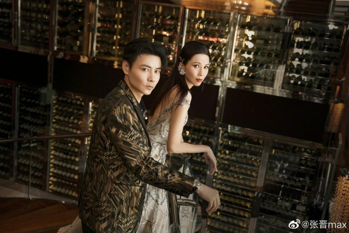 Макс Чжан "элегантно" помог супруге поправить подол платья