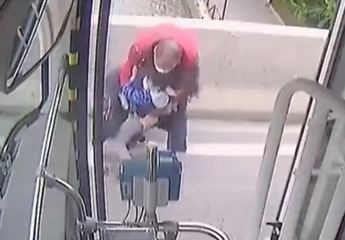 Водитель автобуса спас женщину, пытавшуюся спрыгнуть с моста с маленьким ребёнком на руках