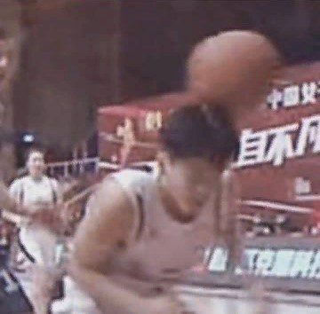 Ян Шую предложила Ян Цзы вместе потренироваться игре в баскетбол
