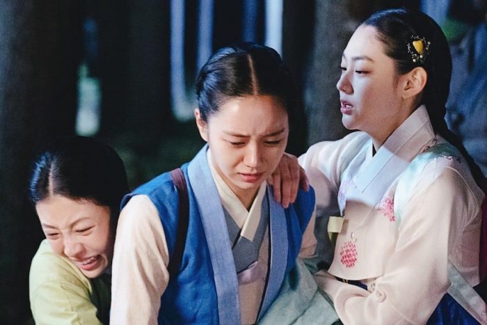 Хёри плачет из-за новостей о Ю Сын Хо в дораме «Когда цветут цветы, я думаю о луне»