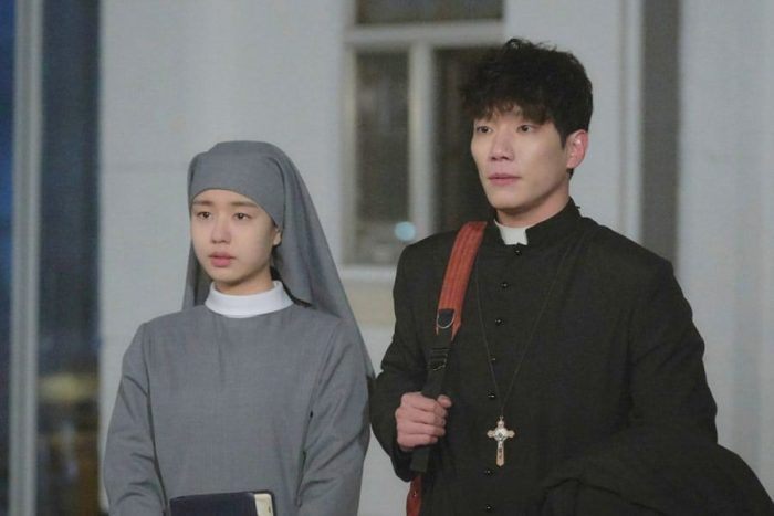 Ан Ын Джин и Ким Кён Нам веселятся, переодевшись в монахиню и священника в дораме «Только один человек»