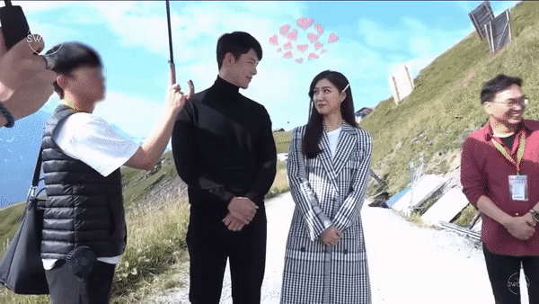 Как Сон Е Джин приревновала Хён Бина к его коллеге в закадровом видео со съемок "Аварийной посадки любви"