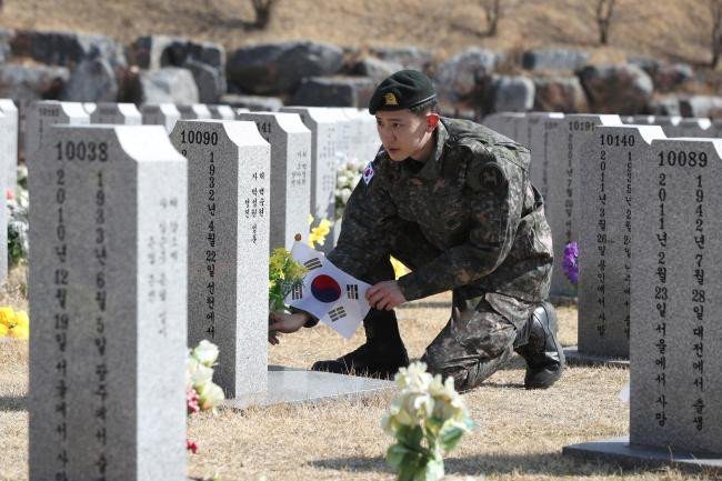 Капрал Пак Чанёль (ЕХО) навестил могилу своего дедушки, ветерана Корейской войны 