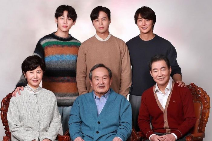 Новая дорама с Юн Ши Юном выпустила "семейные фото" с актёрами