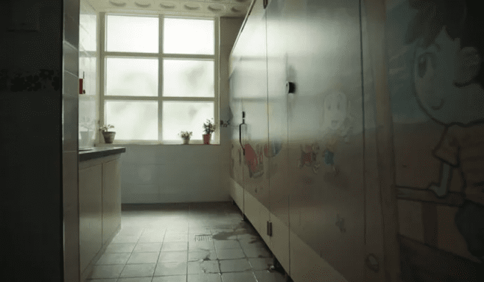 Сцена, в которой школьница рожает в ванной в «Мы все мертвы», вызвала неоднозначную реакцию зрителей