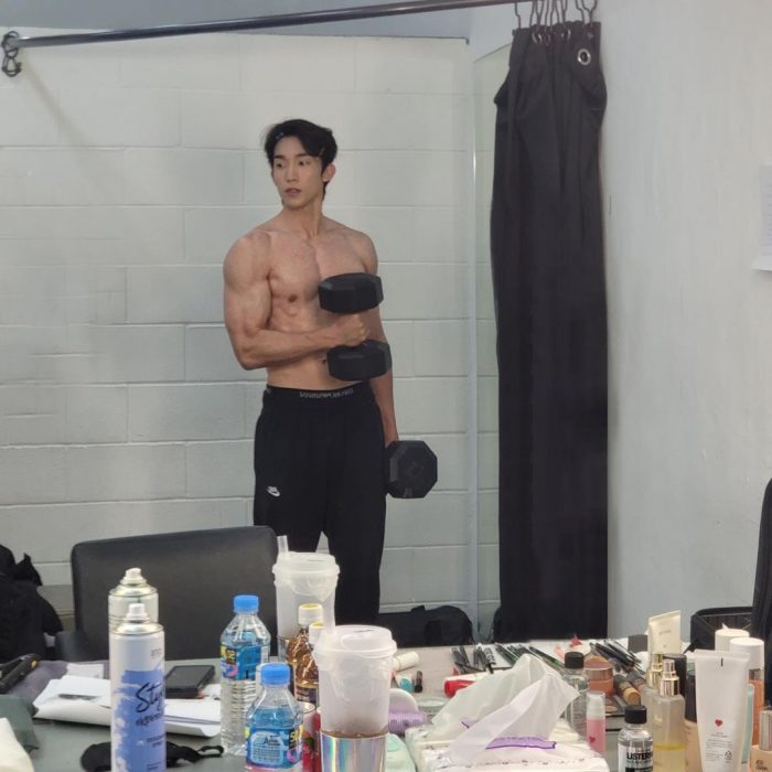 Тренер Ли Сан И показал мускулистое тело актера + комментарии нетизенов