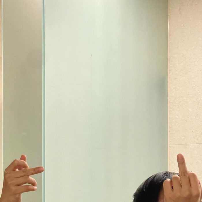 Ю А Ин опубликовал в Instagram фото среднего пальца?