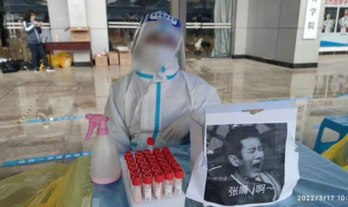 Жэнь Цзя Лунь и Бай Лу показывают, как правильно открывать рот при сдаче ПЦР-тестов