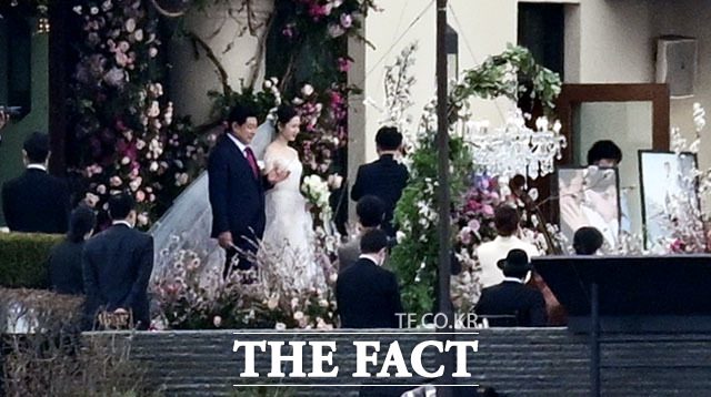 Папарацци запечатлели свадебную церемонию Хён Бина и Сон Е Джин