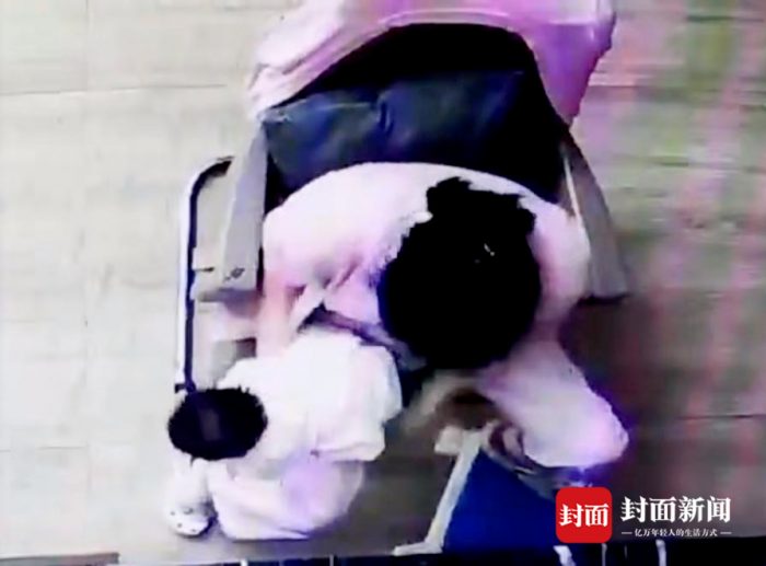 В Китае нянечка сломала бедро малышу за нежелание пить молоко
