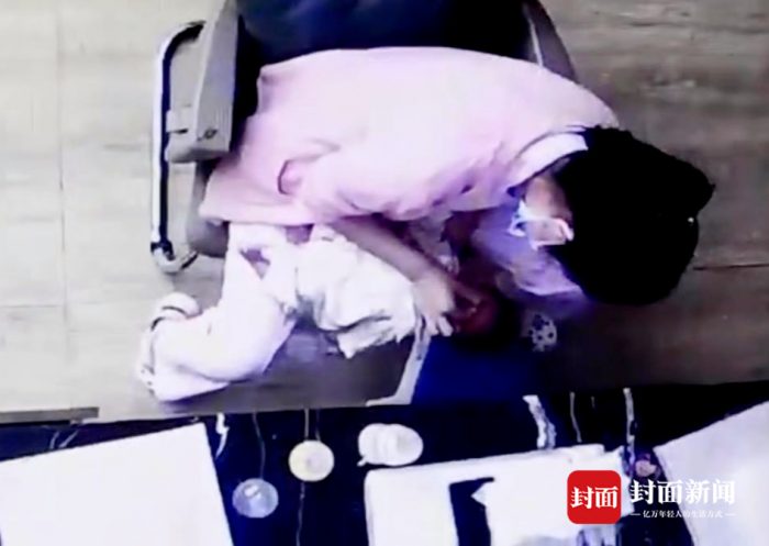 В Китае нянечка сломала бедро малышу за нежелание пить молоко