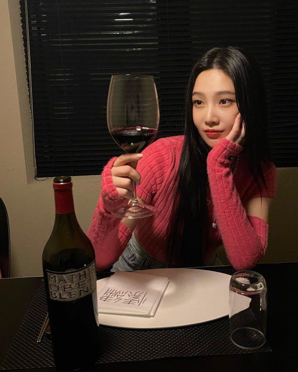 Отражение мужчины в Instagram-посте Джой из Red Velvet вызвало бурную реакцию общественности