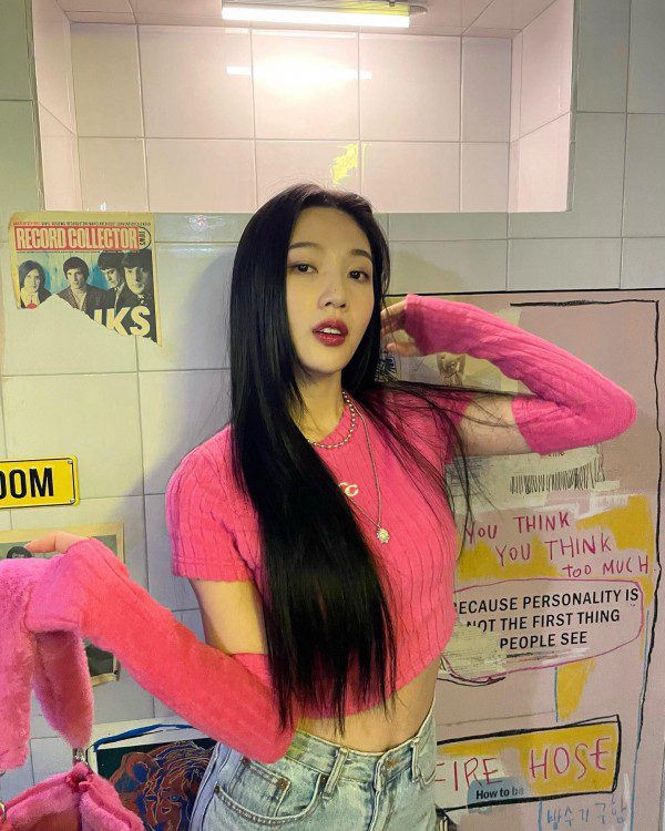 Отражение мужчины в Instagram-посте Джой из Red Velvet вызвало бурную реакцию общественности
