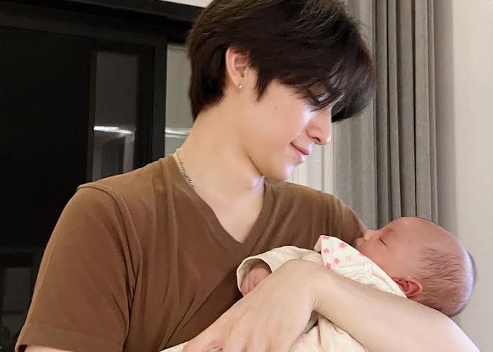 Сяоджун (WayV) опубликовал милое фото с новорожденной племянницей