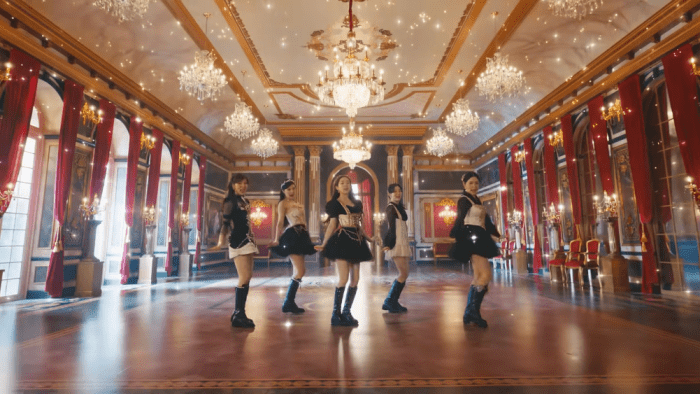 Нетизены впечатлены изысканным бальным залом, построенным специально для перфоманс-видео Red Velvet «Feel My Rhythm»
