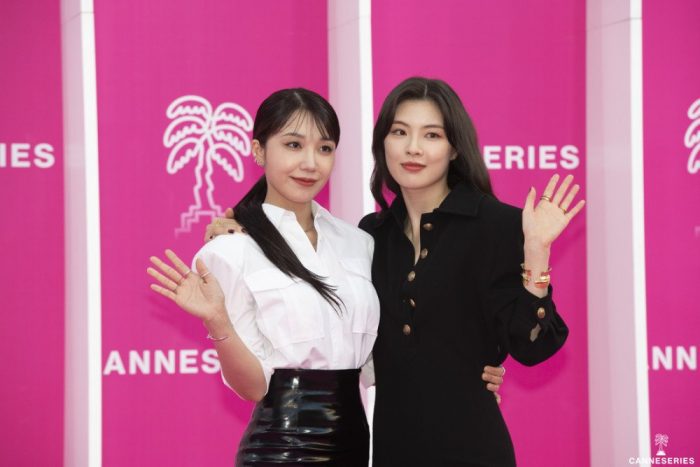 Ынджи из Apink привлекает внимание своей потрясающей внешностью на «Каннском международном фестивале сериалов» вместе с Ли Сон Бин