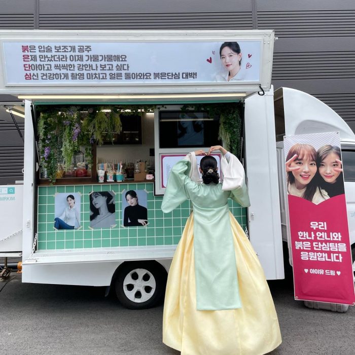 Актриса Кан Хан На благодарит Айю за отправку фургончика с кофе и мороженым на съемке дорамы "Одиноком красном сердце"