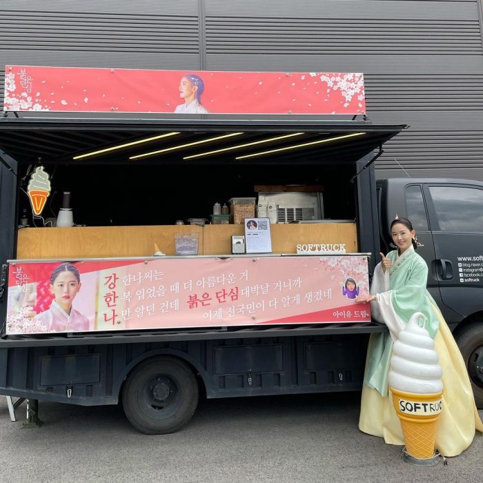 Актриса Кан Хан На благодарит Айю за отправку фургончика с кофе и мороженым на съемке дорамы "Одиноком красном сердце"