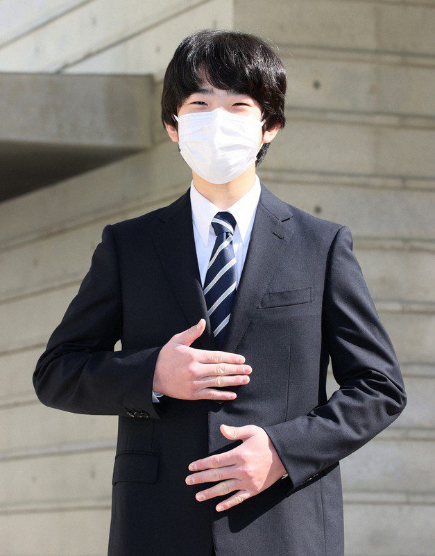 Японский принц Хисахито посещает обычную старшую школу в Токио