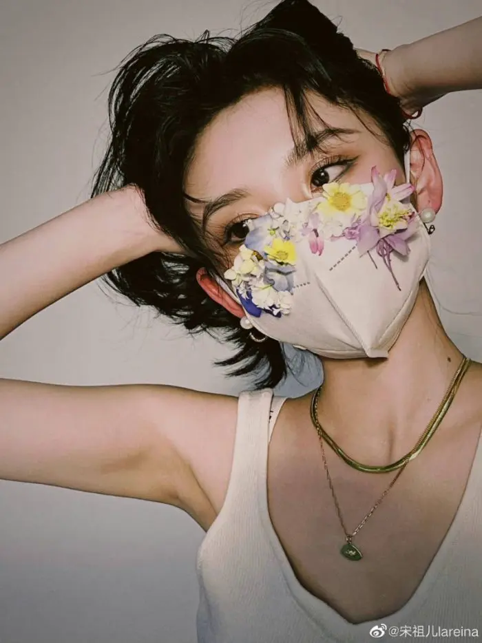 Китайские знаменитости задают новый тренд весны - маски с цветами