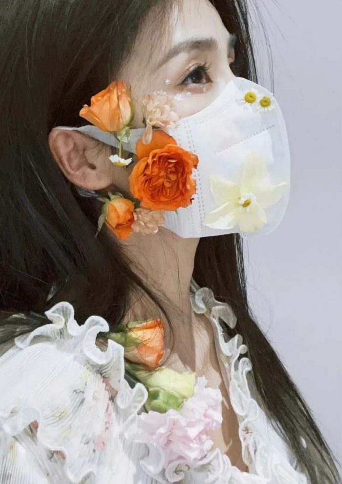 Китайские знаменитости задают новый тренд весны - маски с цветами