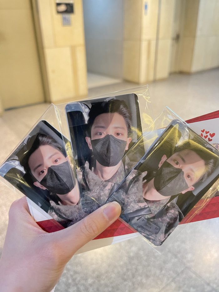 Лимитированные фотокарты Чанёля (EXO) с военного мюзикла продаются по цене от $2000