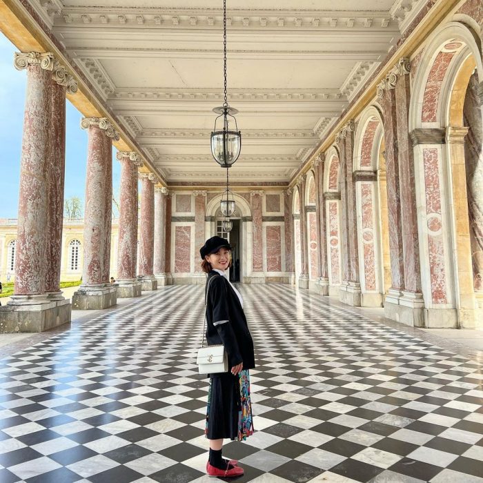 Ким Седжон надела ханбок в Версальский дворец