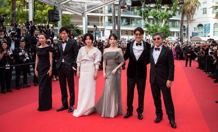 Сон Кан Хо, Кан Дон Вон, АйЮ и Ли Джу Ён на мировой премьере фильма «Брокер» на 75-м Каннском кинофестивале