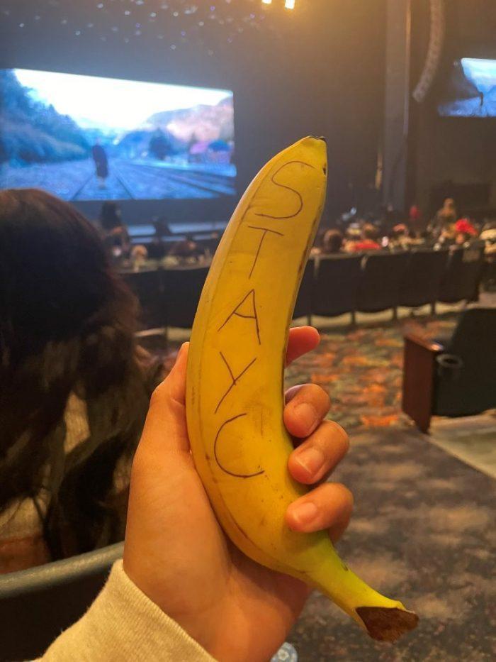 Айса из STAYC объяснила, почему фанаты приносят на их концерты бананы