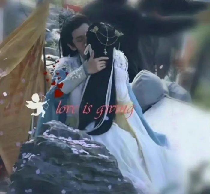 Бай Лу и Ло Юнь Си в сцене поцелуя дорамы «Светлый пепел луны»
